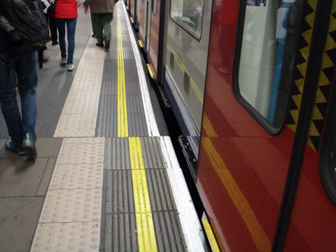 Victoria Line level platform